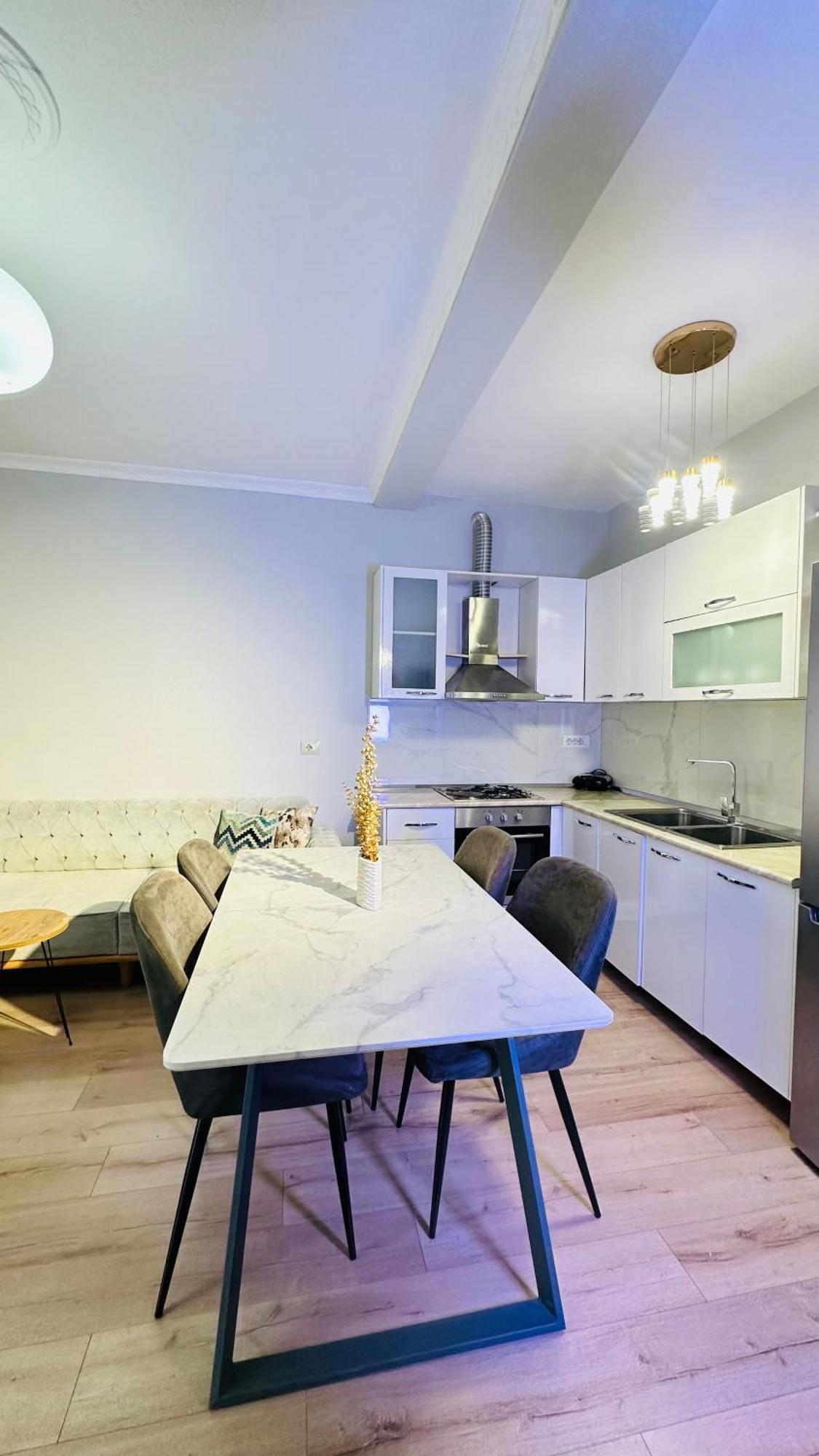 Bllok: Central Cozy Stay, 24/7 Self Check-In Tirana Bagian luar foto